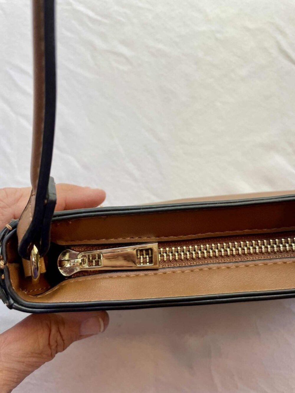 Vintage 90’s Inspired Leather Shoulder Bag with Acrylic Chain Detail. - Picture 6 of 12